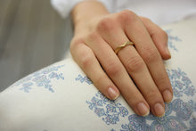 Load image into Gallery viewer, Alternative Unique 18k Wedding Band