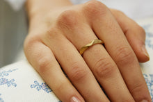 Load image into Gallery viewer, Alternative Unique 18k Wedding Band