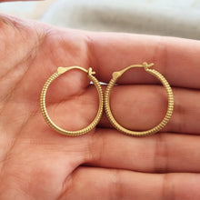 Load image into Gallery viewer, Hoop Earring in 14k