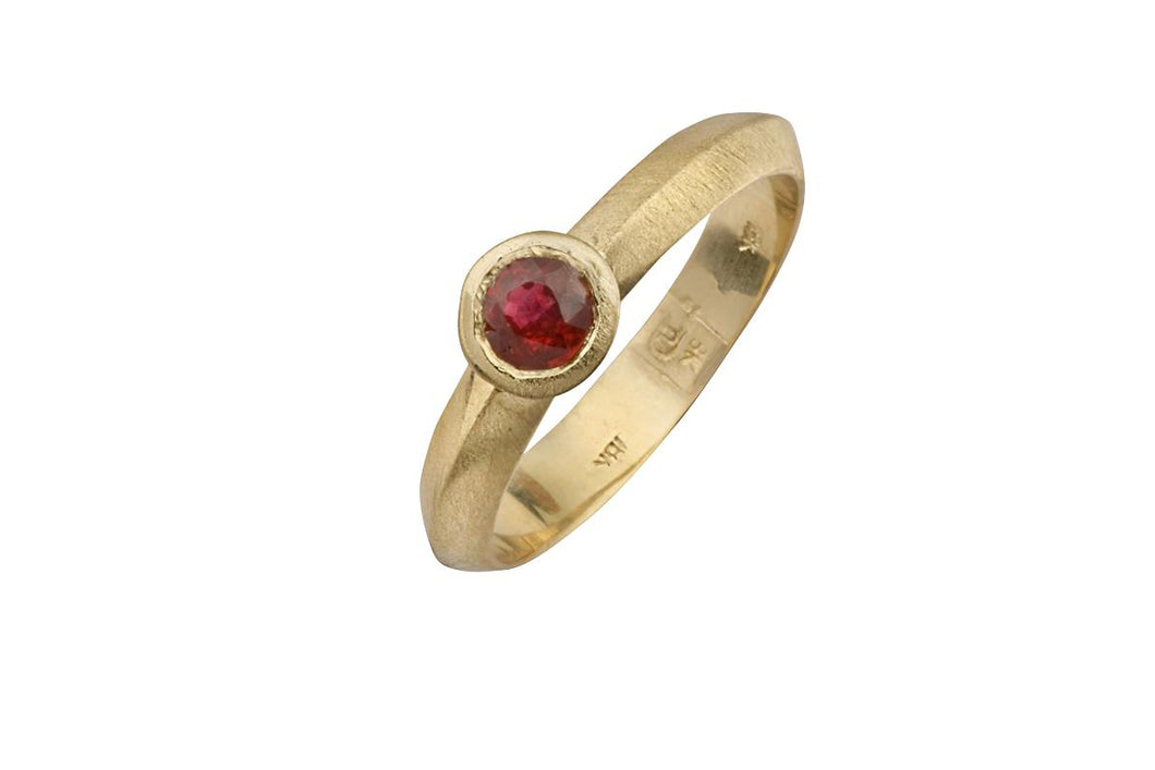 Ruby engagement Ring 18k yellow gold