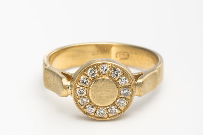 Diamond Round Engagement Ring in 18k  Gold