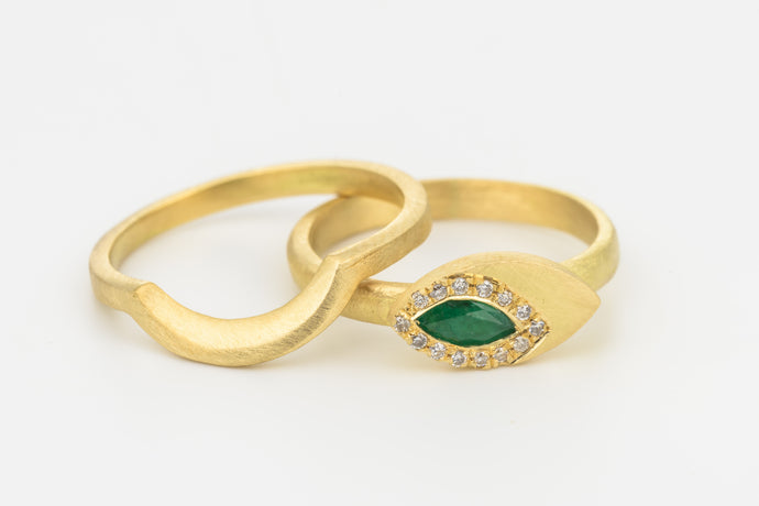 Wedding Ring Set with Emerald & Diamonds