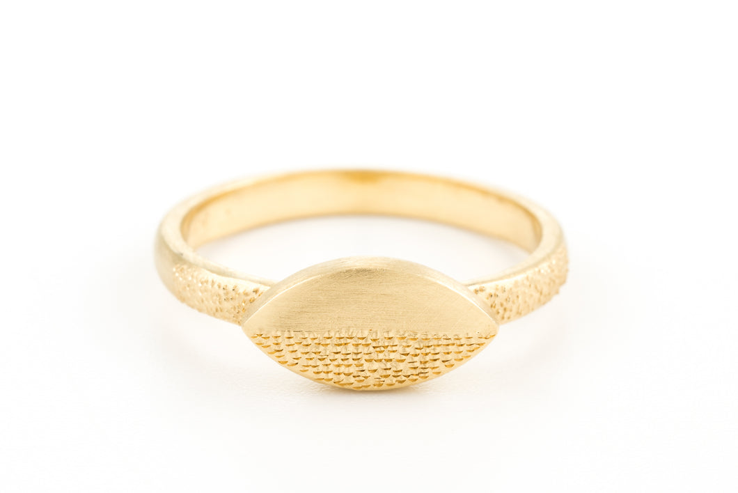18K yellow gold marquise Engraved Ring